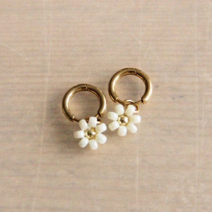 RVS oorringen met 'madeliefje' - creme/goud