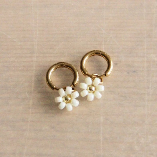 RVS oorringen met 'madeliefje' - creme/goud